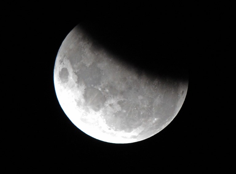 Pasionații de astronomie vor putea admira duminică seară o eclipsă de lună