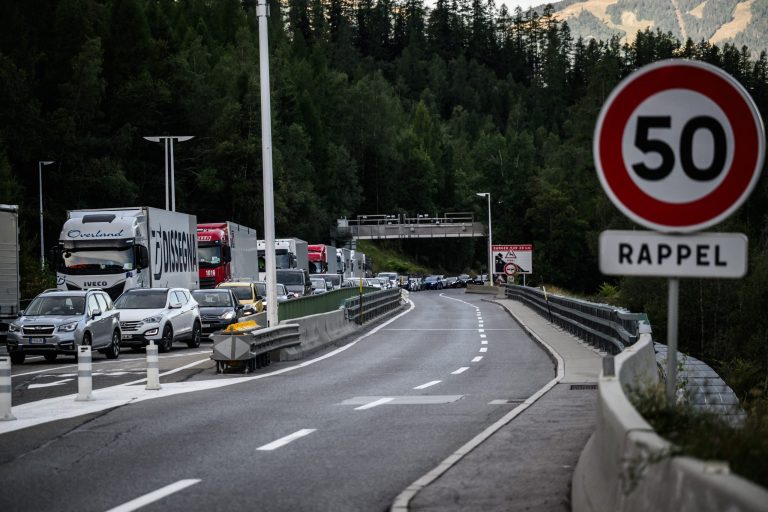 Tunelul Mont Blanc se închide luni, la ora 17:00 și se va redeschide pe 12 decembrie, traficul îndreptându-se spre Frejus.