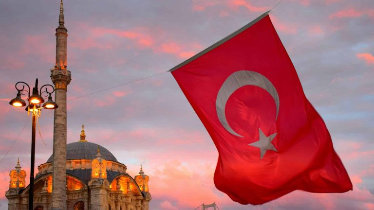 Un tribunal turc a destituit conducerea filialei din Istanbul a partidului de opoziție