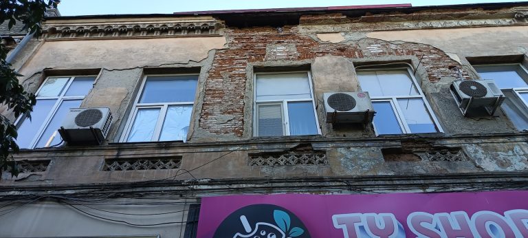Orașul văzut de jos (fotoreportaj)