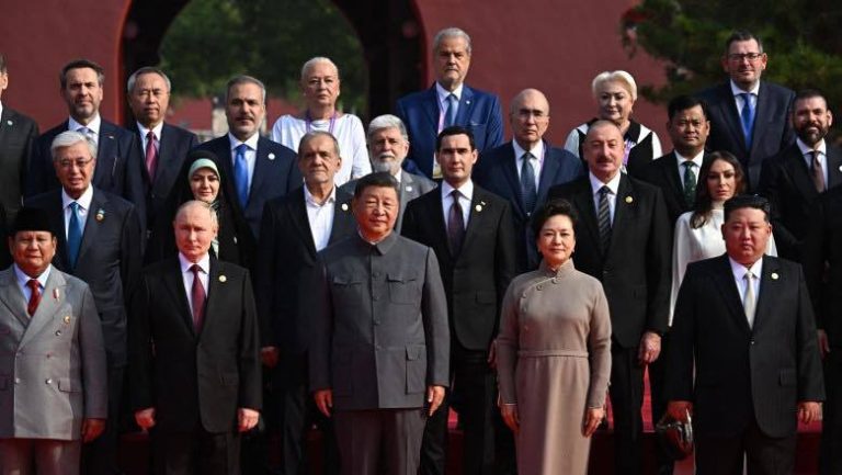 Adrian Năstase şi Viorica Dăncilă, la parada militară din China (foto)