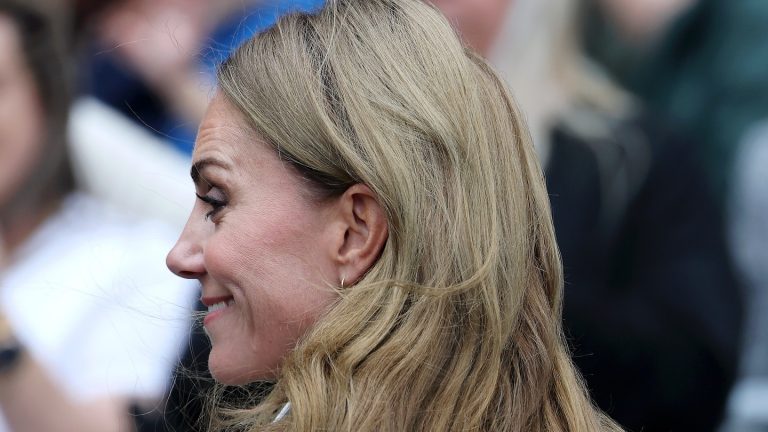 păr blond până la mijlocul spatelui