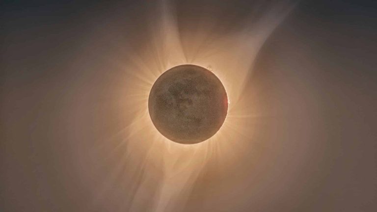 Un studiu revoluționar dezvăluie că erupțiile solare sunt mult mai fierbinți decât se credea